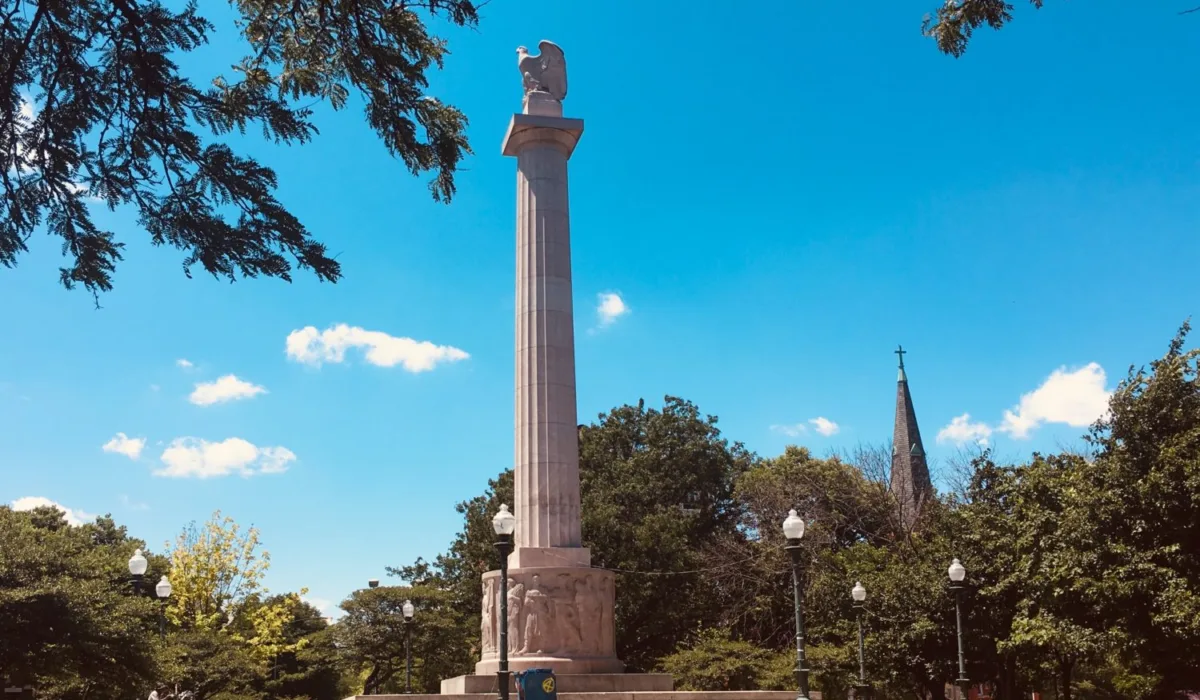 Logan Square monument in Chicago